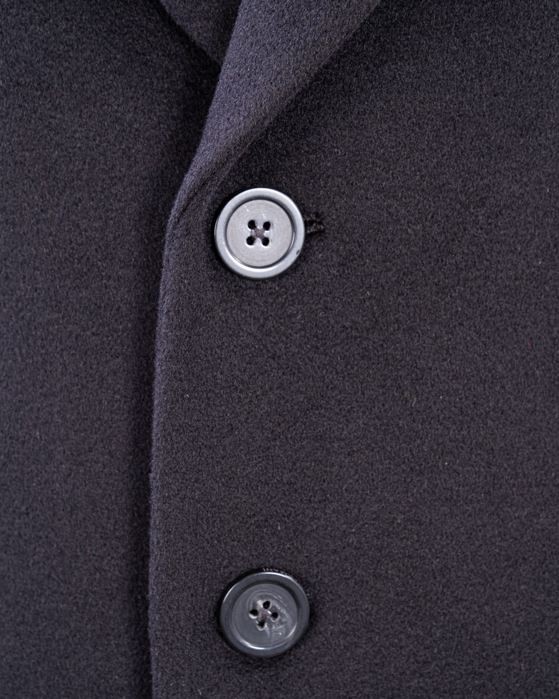 shop EMPORIO ARMANI Saldi Cappotto: Emporio Armani cappotto in cashmere.
Vestibilità regolare.
Revers a punta.
Chiusura frontale con tre bottoni. 
Composizione: 100% cashmere.
Made in Romania.. 01L650 01699-999 number 8693867